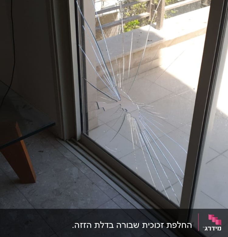 זכוכית דלת שבורה עם סדקים רבים